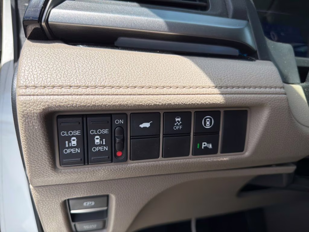 2021 White Honda Odyssey Touring FWD Van