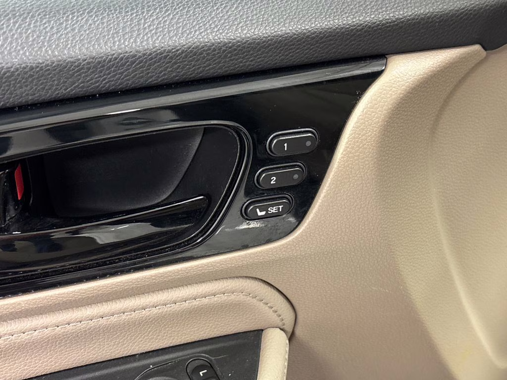 2021 White Honda Odyssey Touring FWD Van