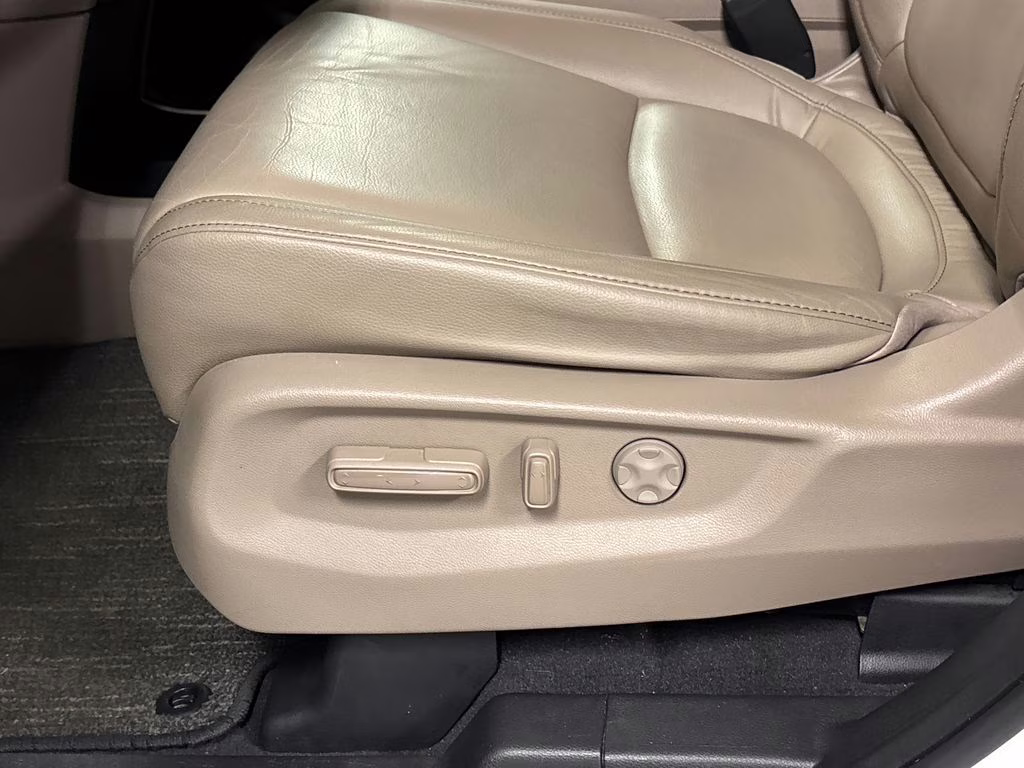 2021 White Honda Odyssey Touring FWD Van