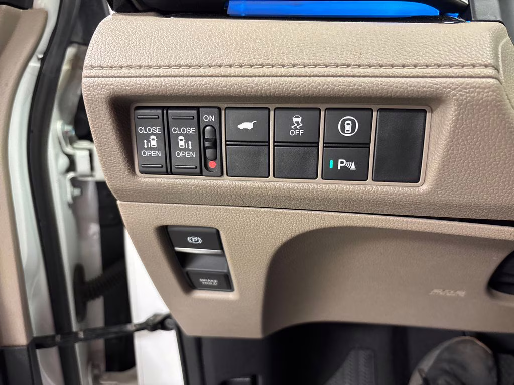 2021 White Honda Odyssey Touring FWD Van