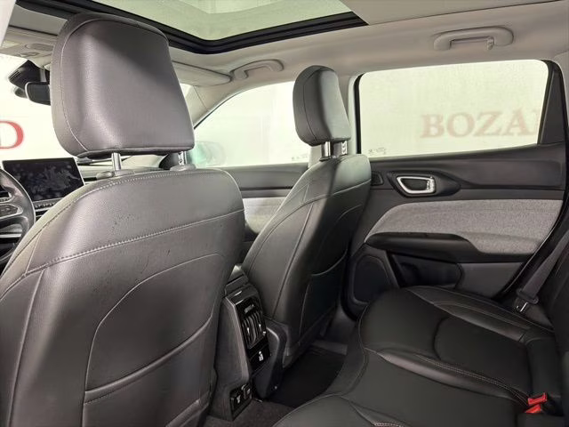 2022 Granite Crystal Metallic Clearcoat Jeep Compass Latitude Lux 4X4 SUV