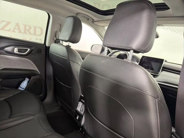 2022 Granite Crystal Metallic Clearcoat Jeep Compass Latitude Lux 4X4 SUV