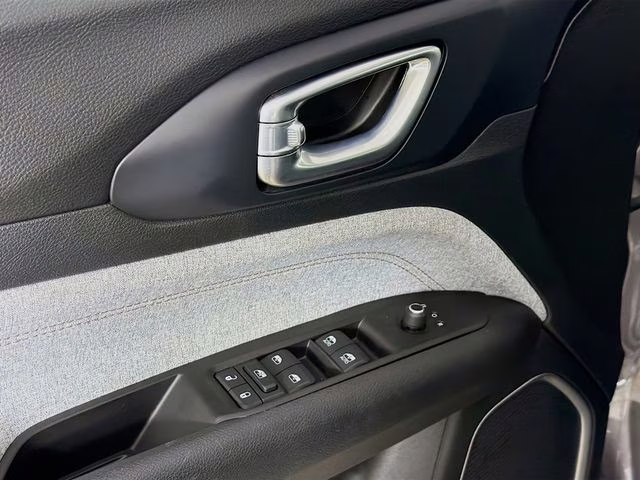 2022 Granite Crystal Metallic Clearcoat Jeep Compass Latitude Lux 4X4 SUV