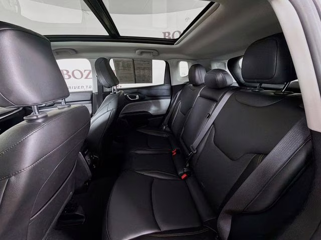 2022 Granite Crystal Metallic Clearcoat Jeep Compass Latitude Lux 4X4 SUV
