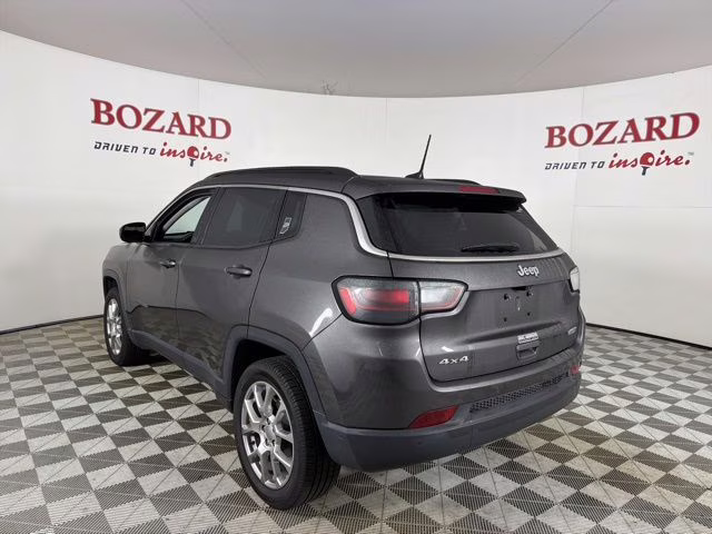 2022 Granite Crystal Metallic Clearcoat Jeep Compass Latitude Lux 4X4 SUV