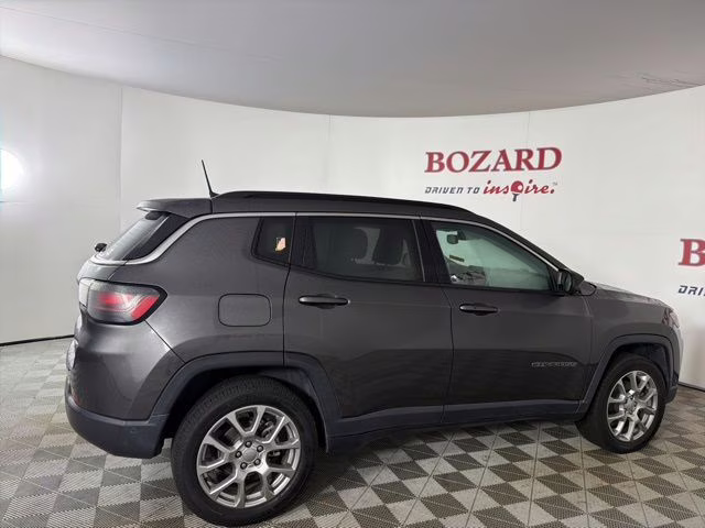 2022 Granite Crystal Metallic Clearcoat Jeep Compass Latitude Lux 4X4 SUV