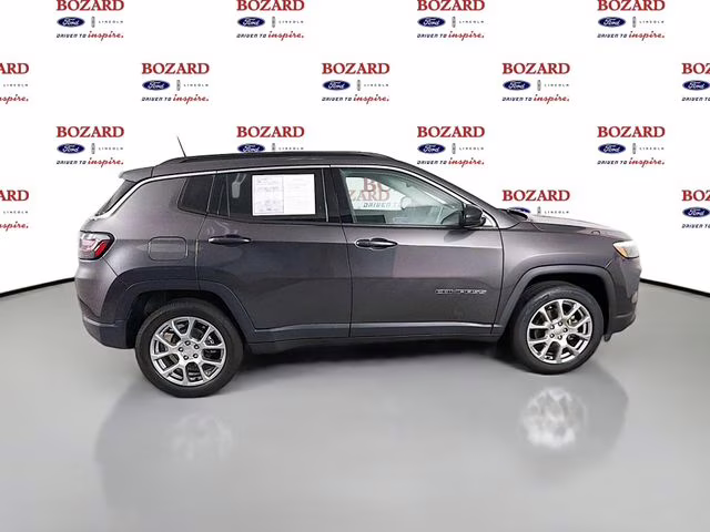 2022 Granite Crystal Metallic Clearcoat Jeep Compass Latitude Lux 4X4 SUV