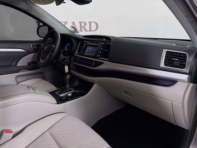 2019 Predawn Gray Mica Toyota Highlander LE FWD SUV