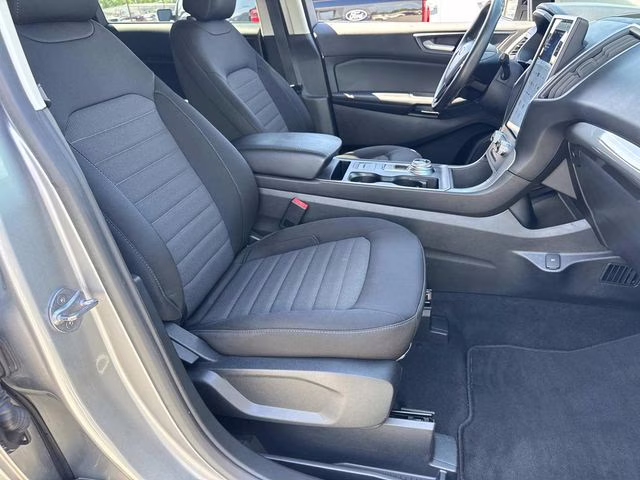 2022 Silver Metallic Ford Edge SE AWD SUV