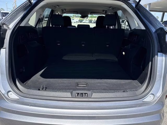 2022 Silver Metallic Ford Edge SE AWD SUV