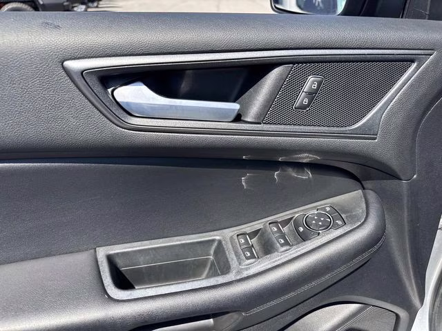 2022 Silver Metallic Ford Edge SE AWD SUV