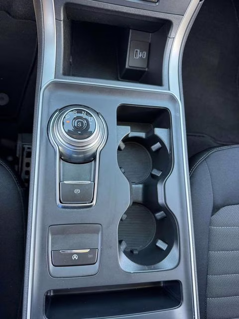 2022 Silver Metallic Ford Edge SE AWD SUV