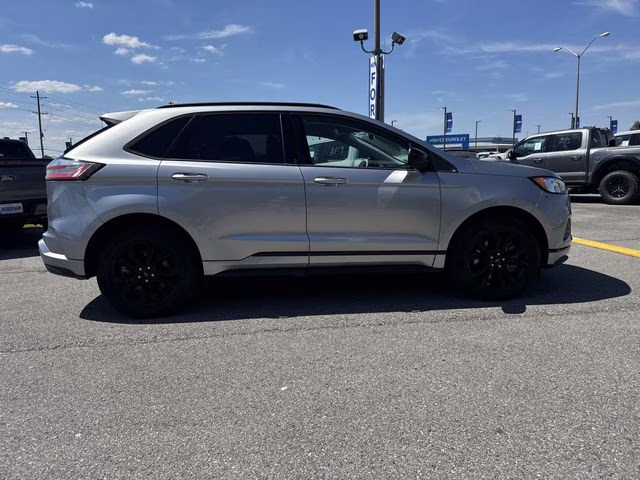 2022 Silver Metallic Ford Edge SE AWD SUV
