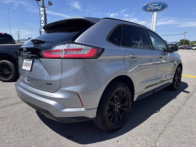 2022 Silver Metallic Ford Edge SE AWD SUV
