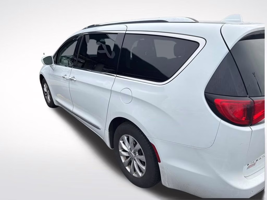 2018 Bright White Clearcoat Chrysler Pacifica Touring L FWD Van