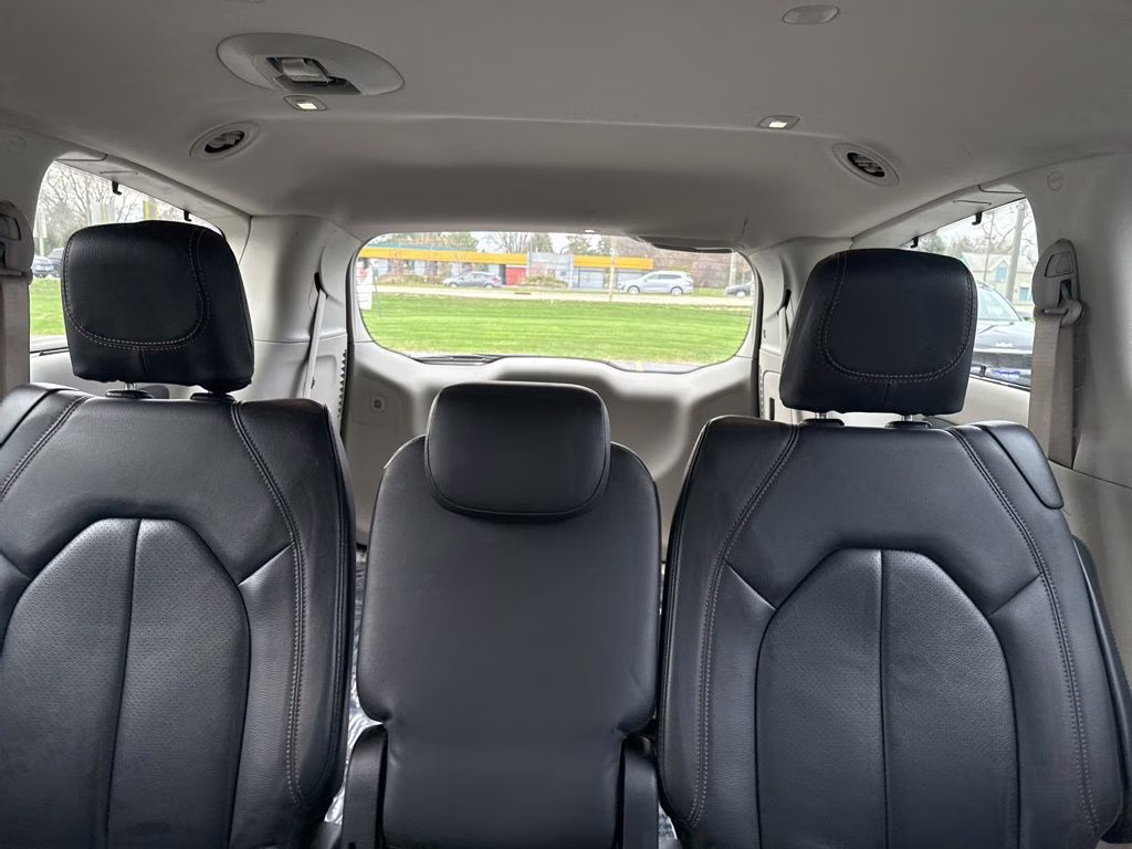 2018 Bright White Clearcoat Chrysler Pacifica Touring L FWD Van