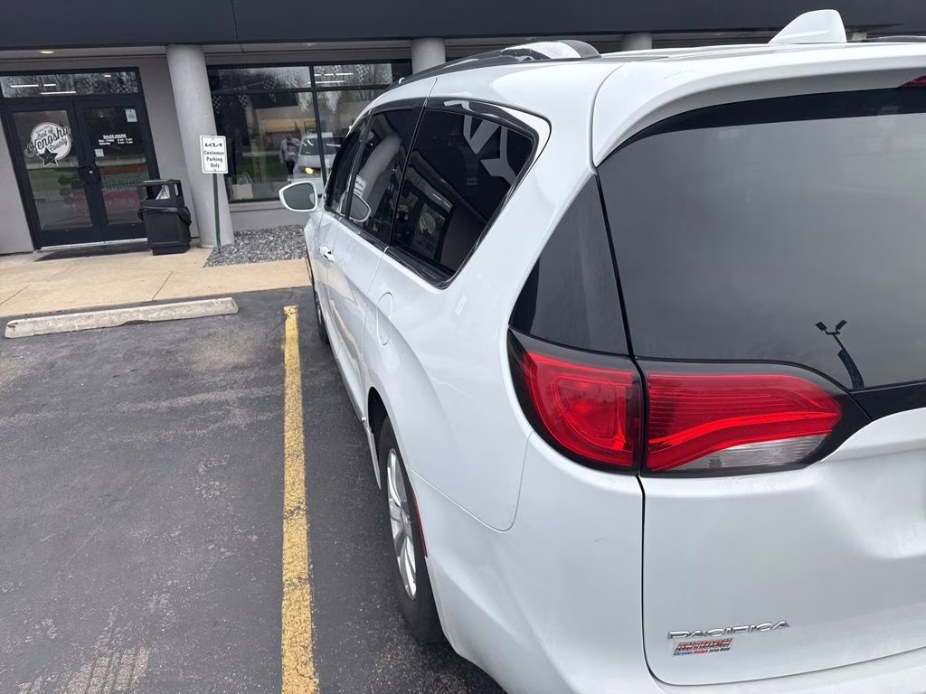 2018 Bright White Clearcoat Chrysler Pacifica Touring L FWD Van