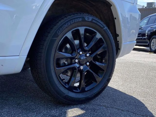 2020 Bright White Clearcoat Jeep Grand Cherokee Altitude RWD SUV