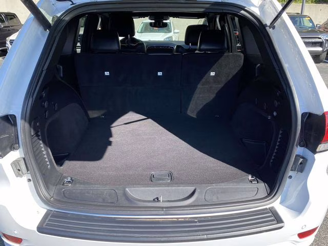 2020 Bright White Clearcoat Jeep Grand Cherokee Altitude RWD SUV