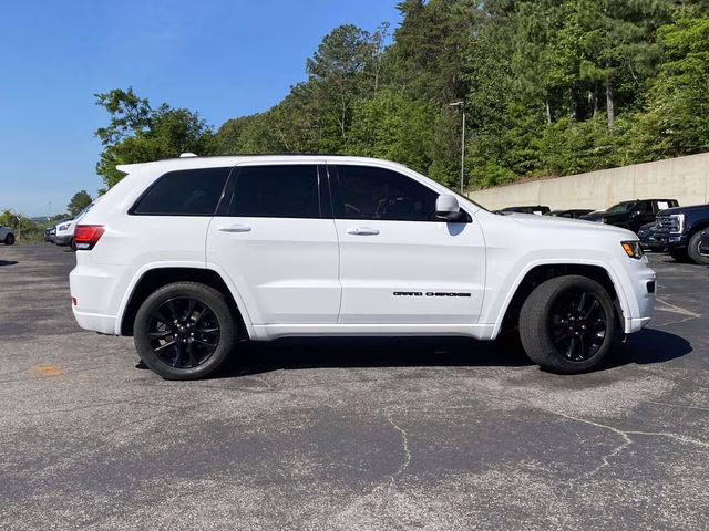 2020 Bright White Clearcoat Jeep Grand Cherokee Altitude RWD SUV