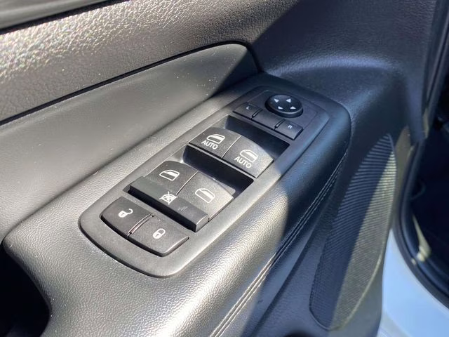 2020 Bright White Clearcoat Jeep Grand Cherokee Altitude RWD SUV