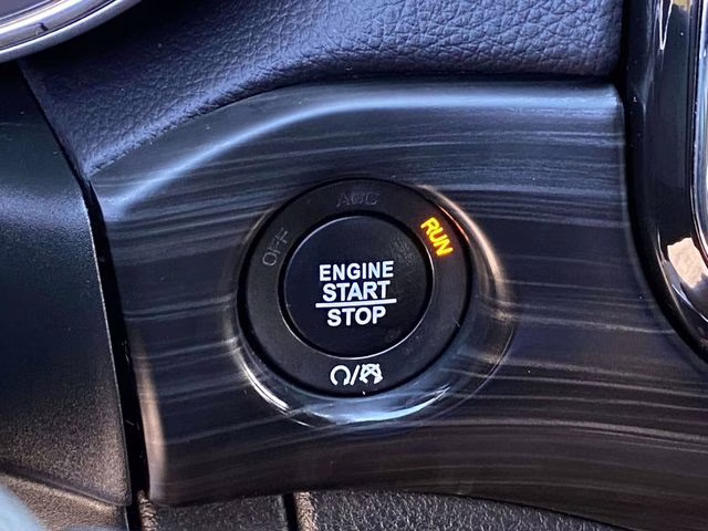 2020 Bright White Clearcoat Jeep Grand Cherokee Altitude RWD SUV