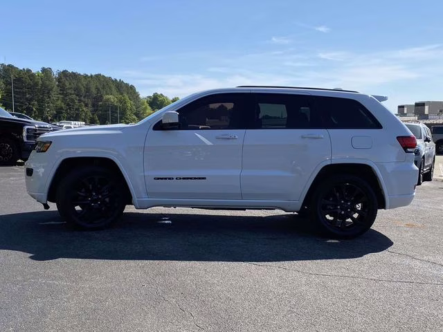 2020 Bright White Clearcoat Jeep Grand Cherokee Altitude RWD SUV