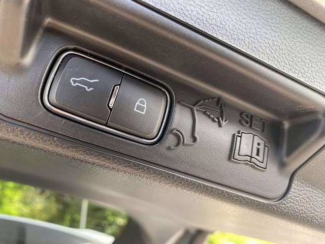 2023 Iconic Silver Metallic Ford Explorer XLT RWD SUV