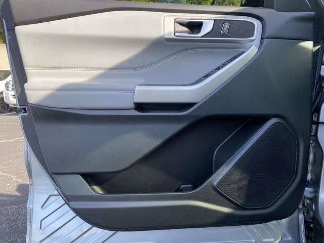 2023 Iconic Silver Metallic Ford Explorer XLT RWD SUV