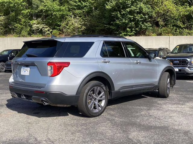2023 Iconic Silver Metallic Ford Explorer XLT RWD SUV