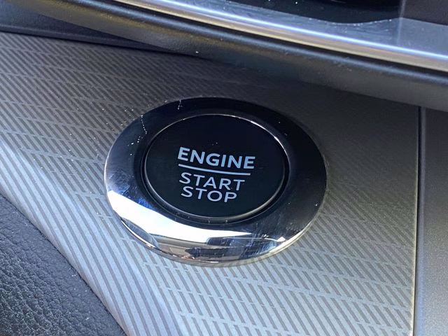 2023 Iconic Silver Metallic Ford Explorer XLT RWD SUV