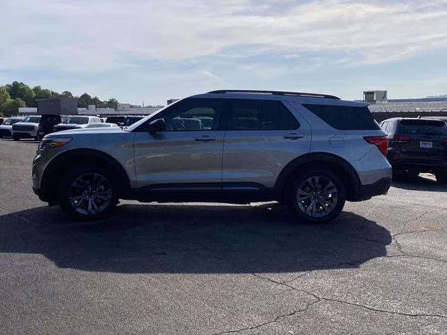 2023 Iconic Silver Metallic Ford Explorer XLT RWD SUV