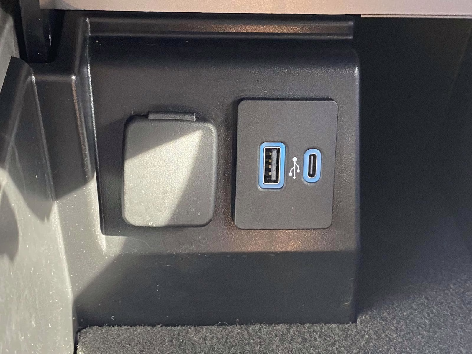 2023 Iconic Silver Metallic Ford Explorer XLT RWD SUV