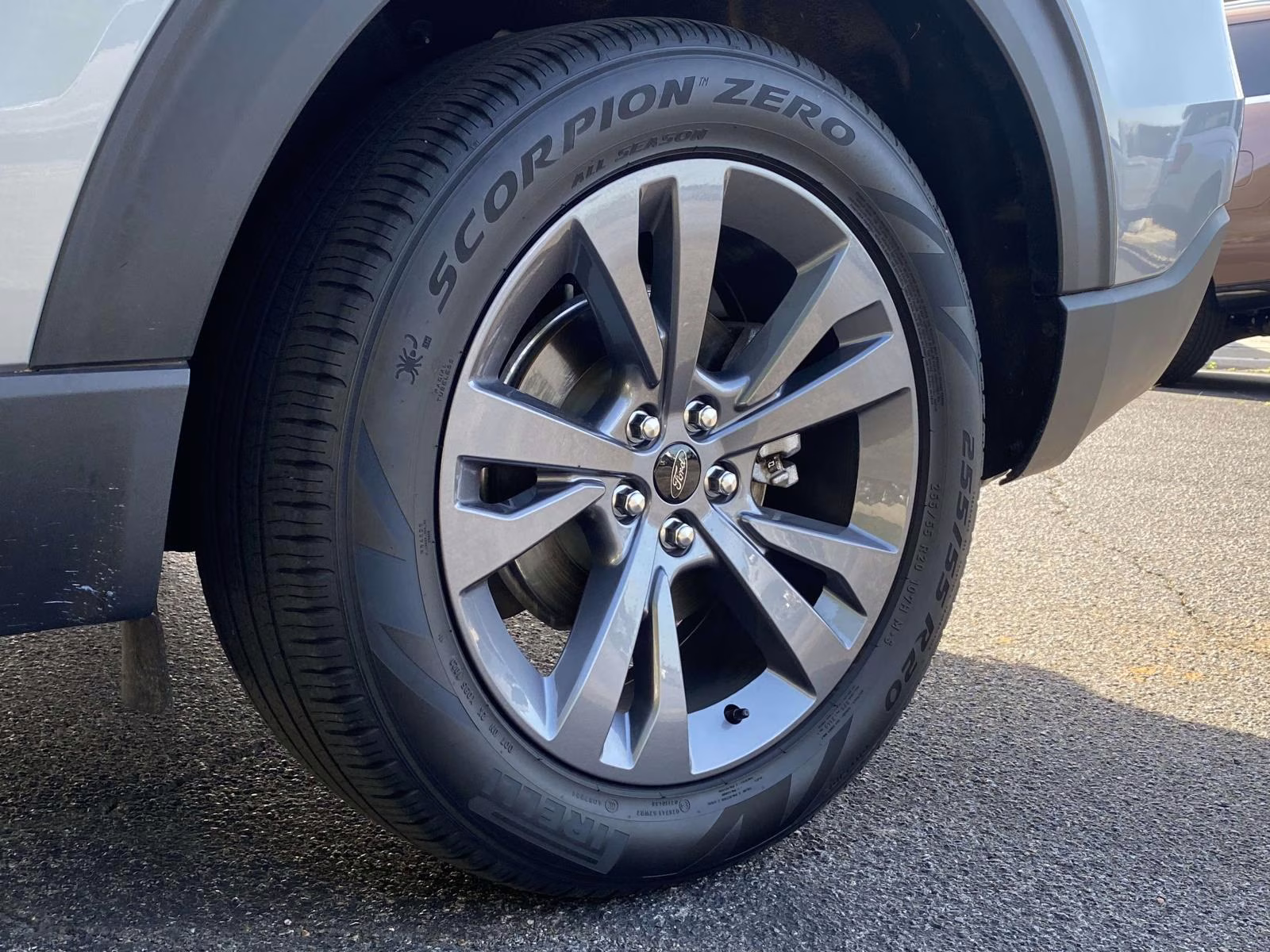 2023 Iconic Silver Metallic Ford Explorer XLT RWD SUV