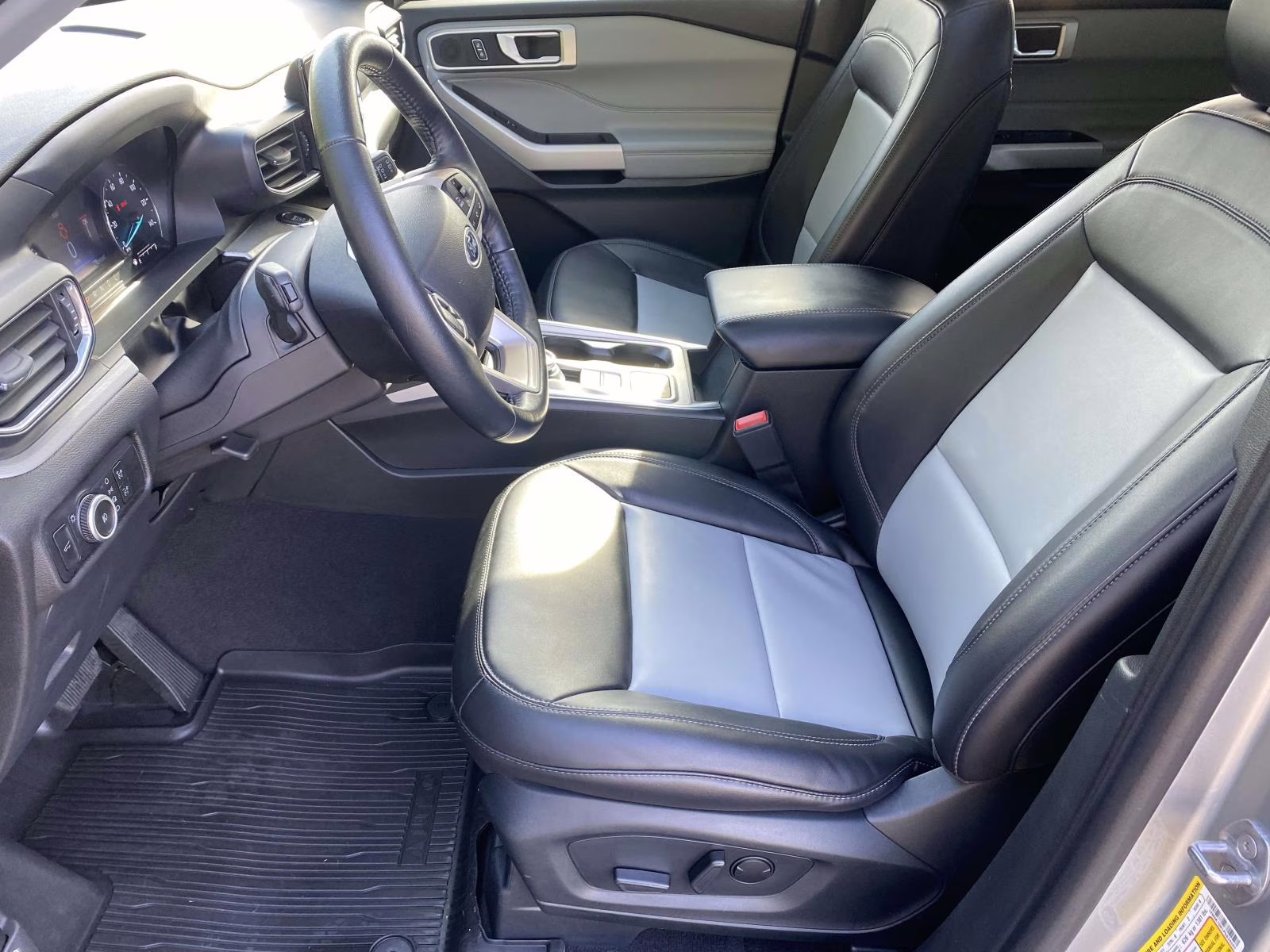 2023 Iconic Silver Metallic Ford Explorer XLT RWD SUV