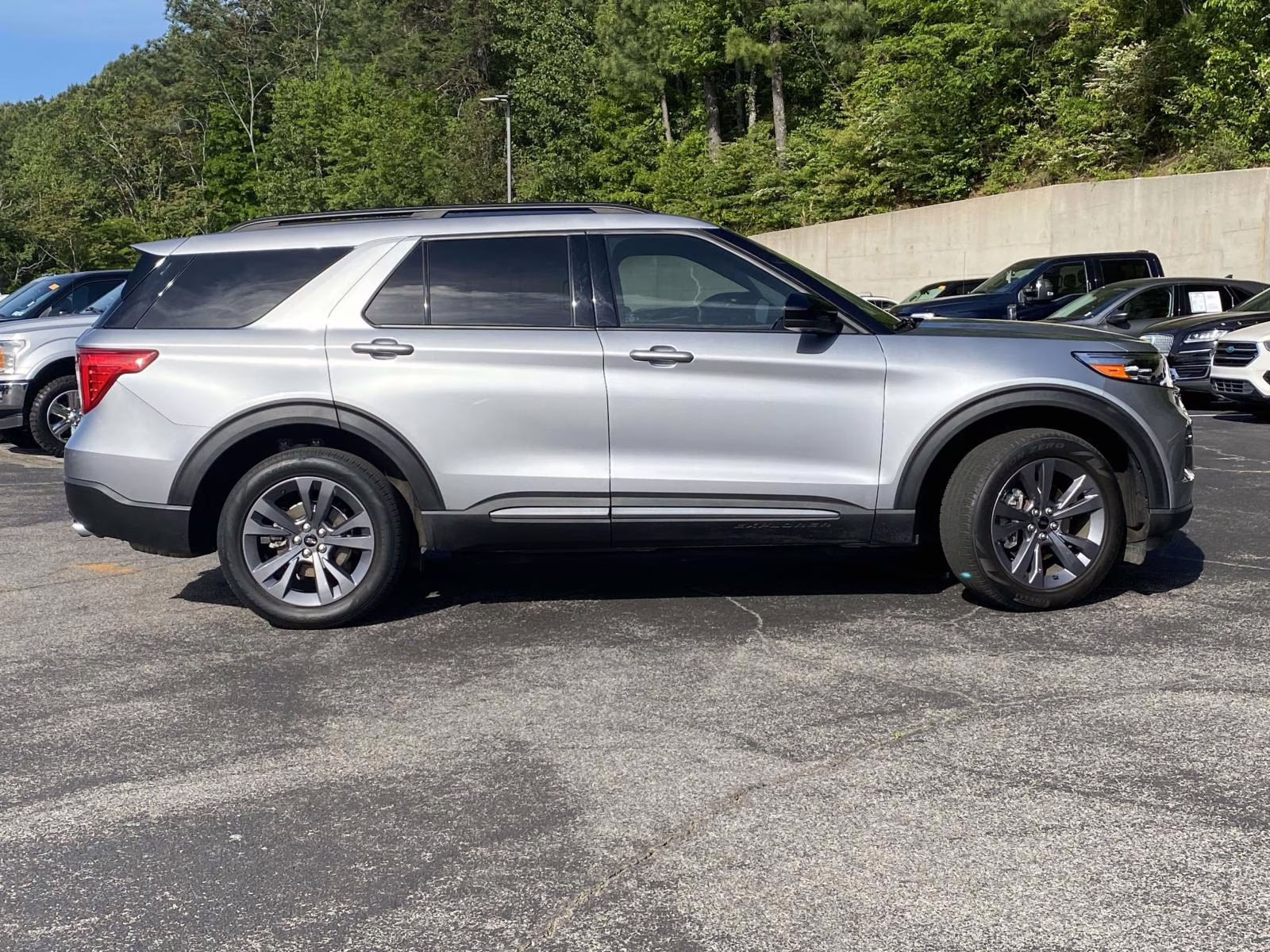 2023 Iconic Silver Metallic Ford Explorer XLT RWD SUV