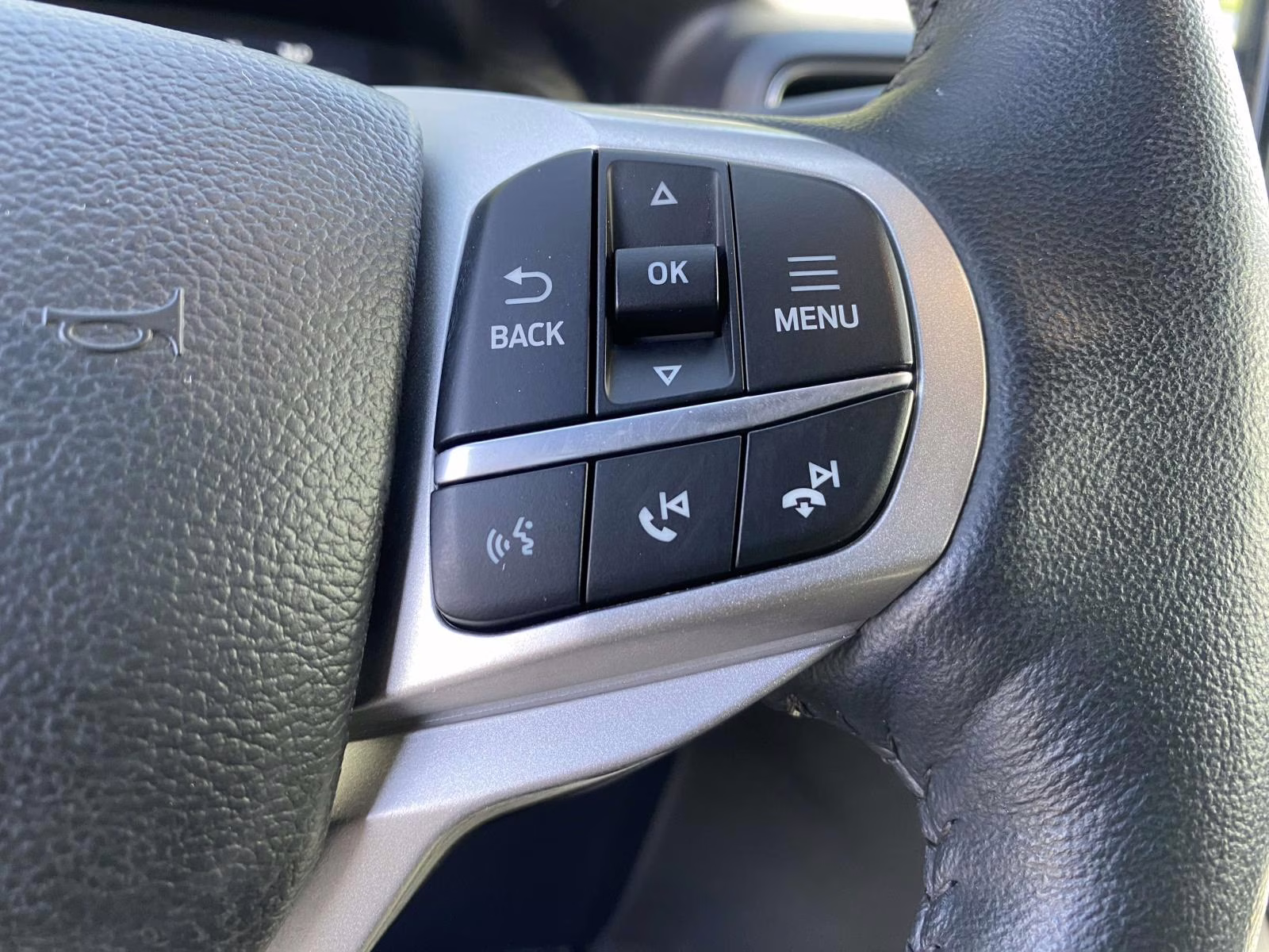 2023 Iconic Silver Metallic Ford Explorer XLT RWD SUV