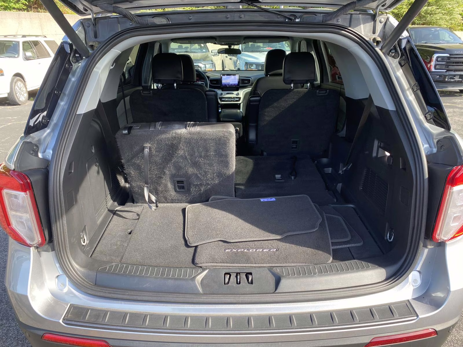 2023 Iconic Silver Metallic Ford Explorer XLT RWD SUV