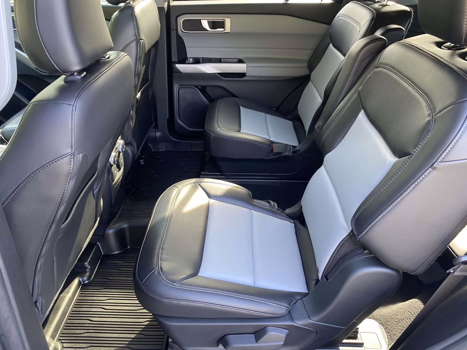 2023 Iconic Silver Metallic Ford Explorer XLT RWD SUV