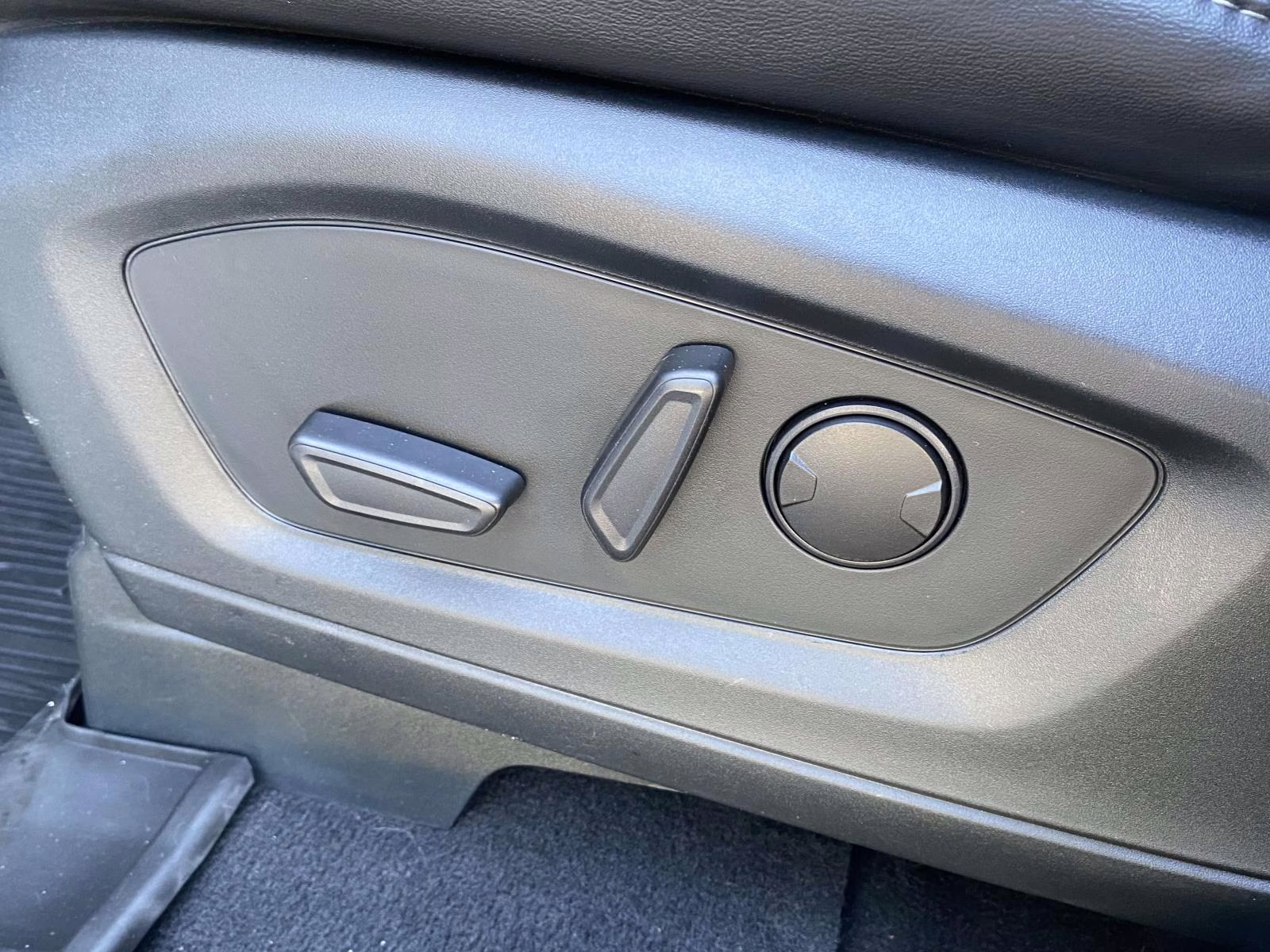 2023 Iconic Silver Metallic Ford Explorer XLT RWD SUV