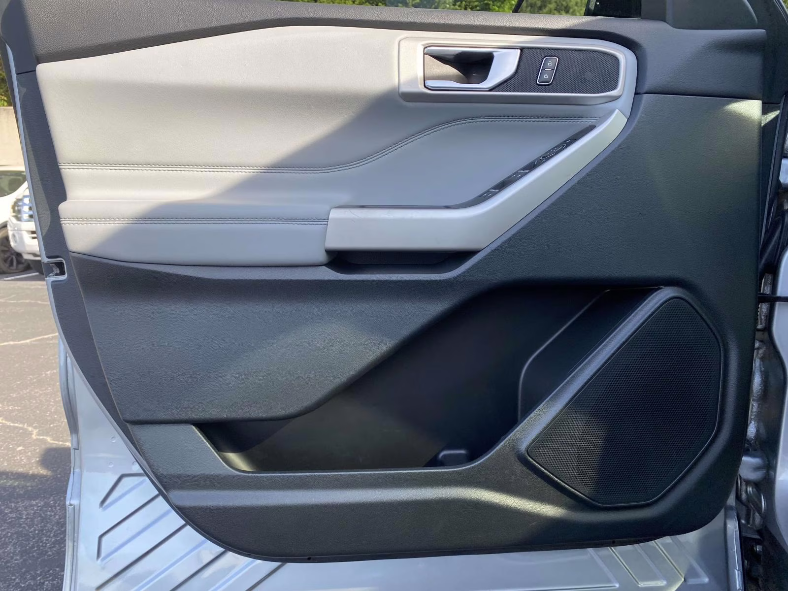 2023 Iconic Silver Metallic Ford Explorer XLT RWD SUV