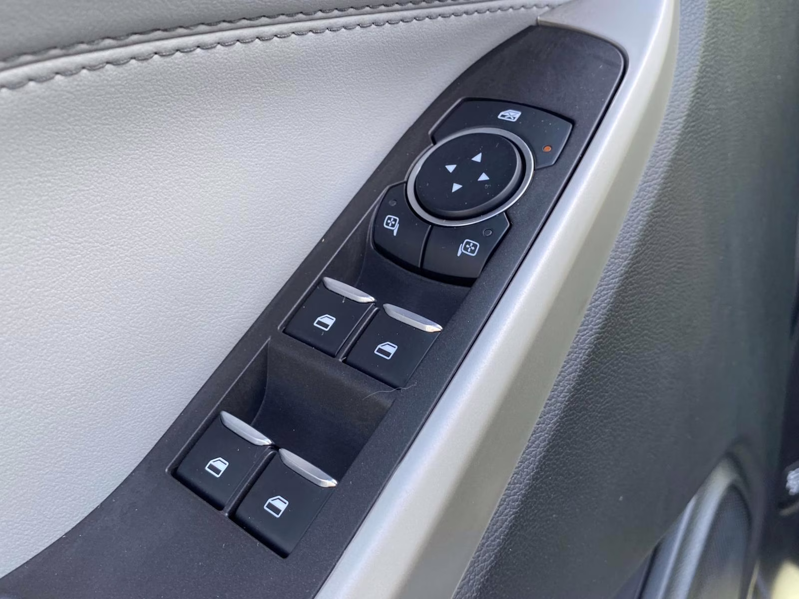 2023 Iconic Silver Metallic Ford Explorer XLT RWD SUV