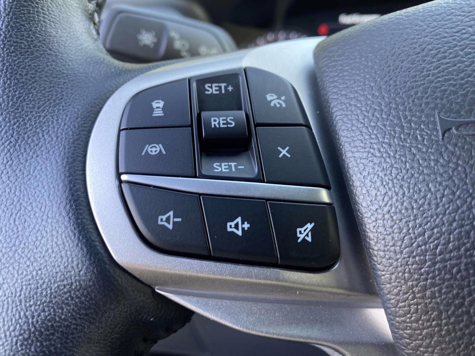 2023 Iconic Silver Metallic Ford Explorer XLT RWD SUV