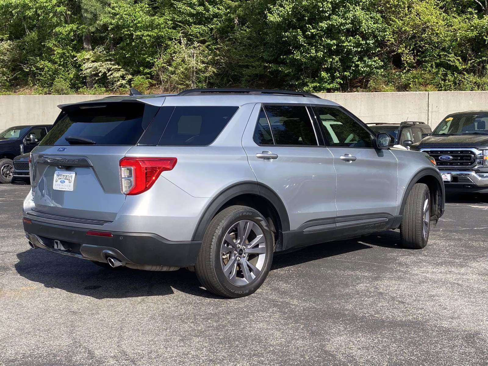 2023 Iconic Silver Metallic Ford Explorer XLT RWD SUV