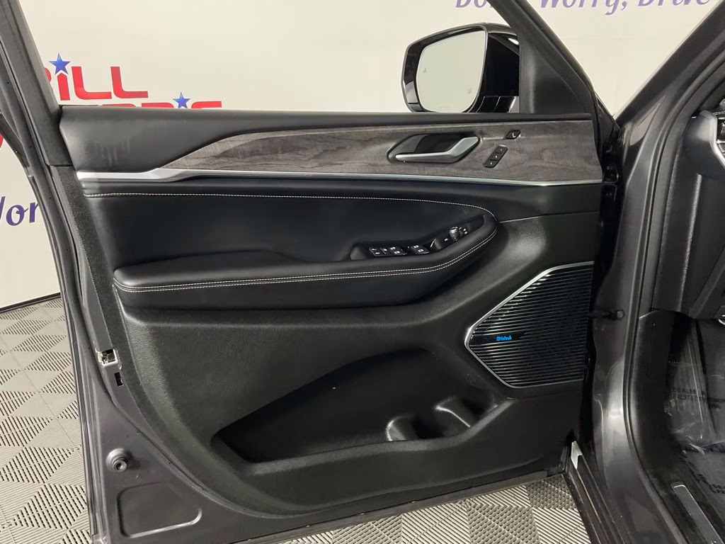 2022 Baltic Gray Metallic Clearcoat Jeep Grand Cherokee L Overland RWD SUV