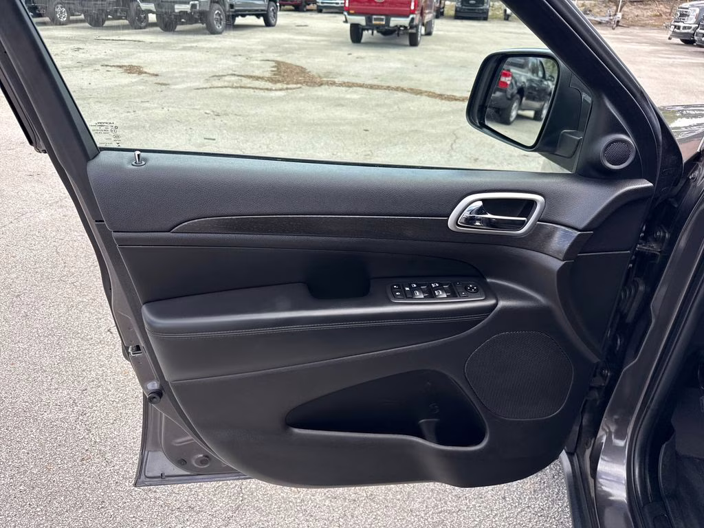 2018 Granite Crystal Metallic Clearcoat Jeep Grand Cherokee Laredo E RWD SUV