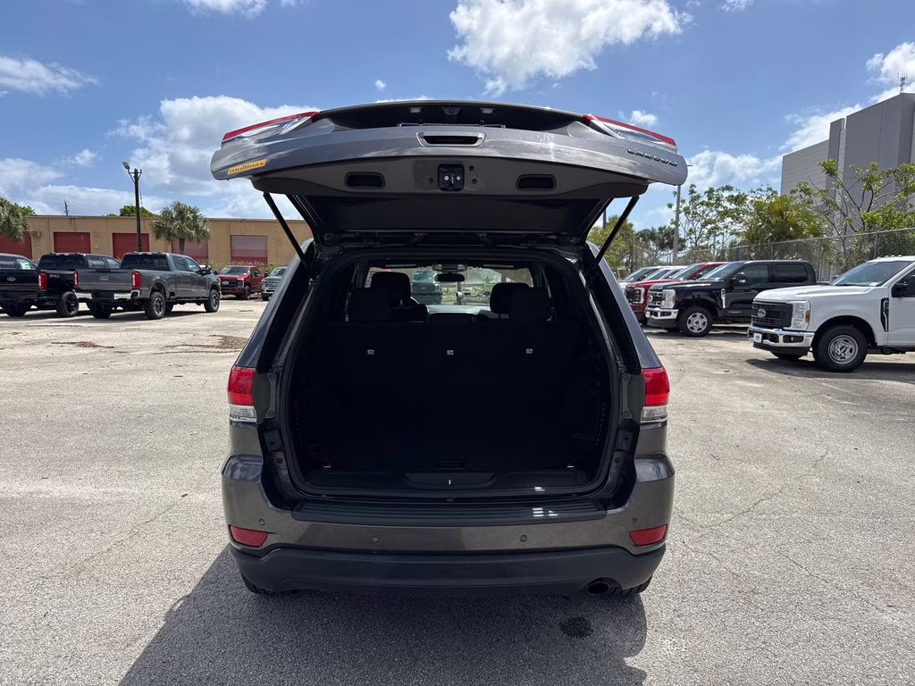 2018 Granite Crystal Metallic Clearcoat Jeep Grand Cherokee Laredo E RWD SUV
