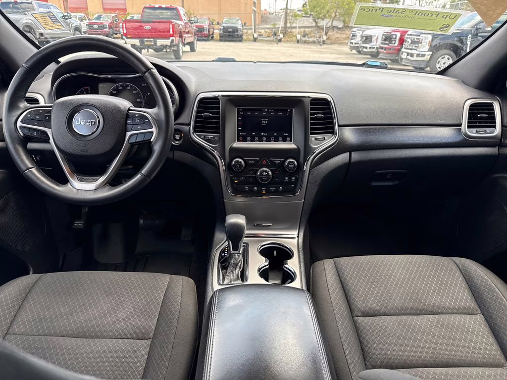 2018 Granite Crystal Metallic Clearcoat Jeep Grand Cherokee Laredo E RWD SUV