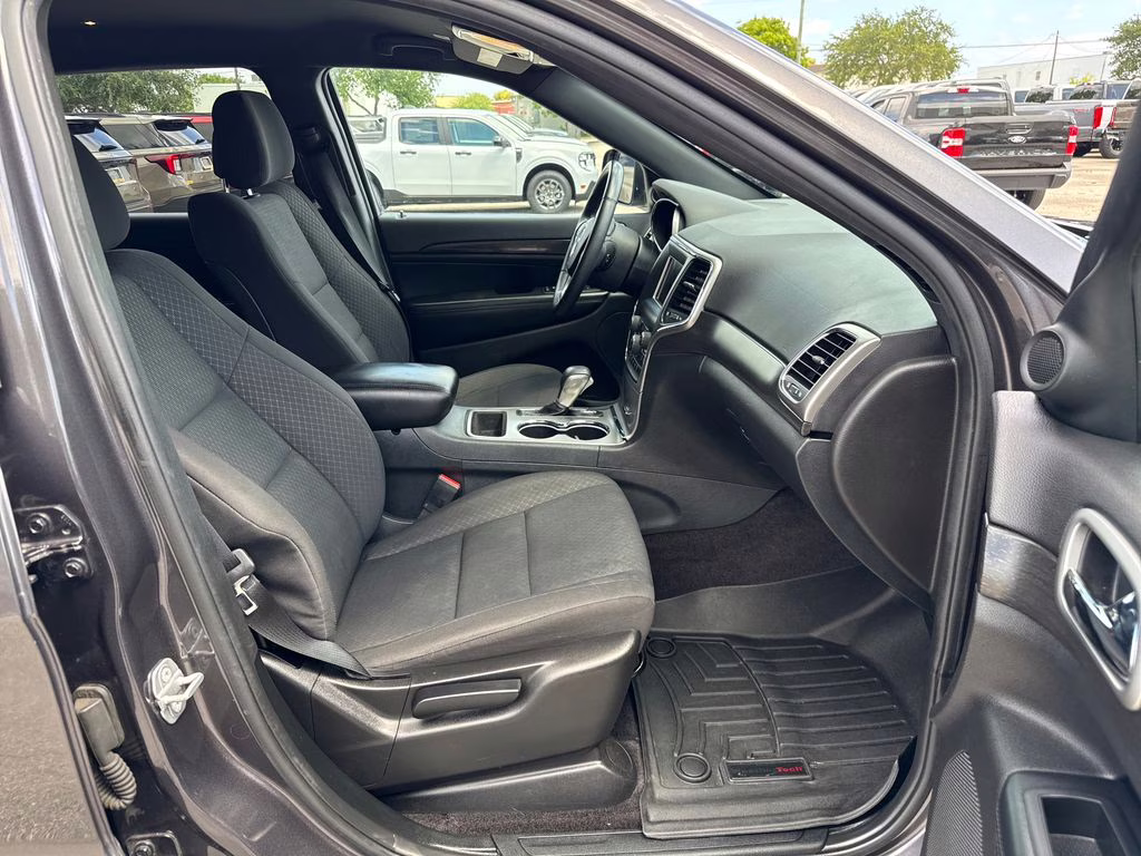 2018 Granite Crystal Metallic Clearcoat Jeep Grand Cherokee Laredo E RWD SUV