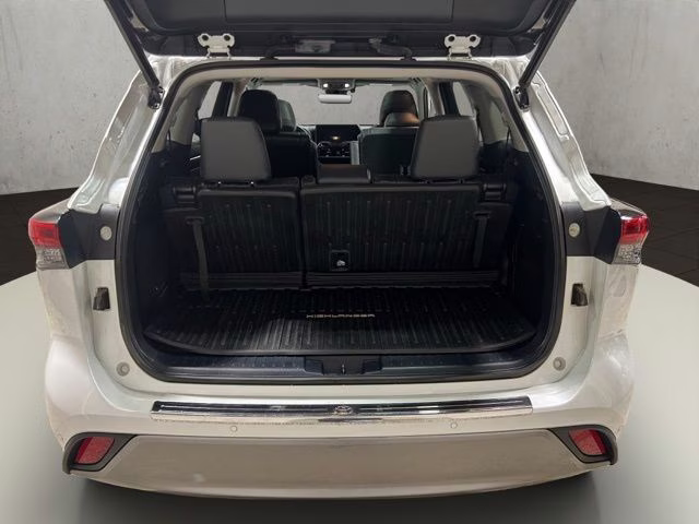 2022 Wind Chill Pearl Toyota Highlander Platinum AWD SUV